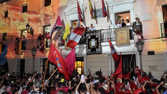 Pregón de inicio de las Ferias y Fiestas de Alcalá 2025 desde el Ayuntamiento