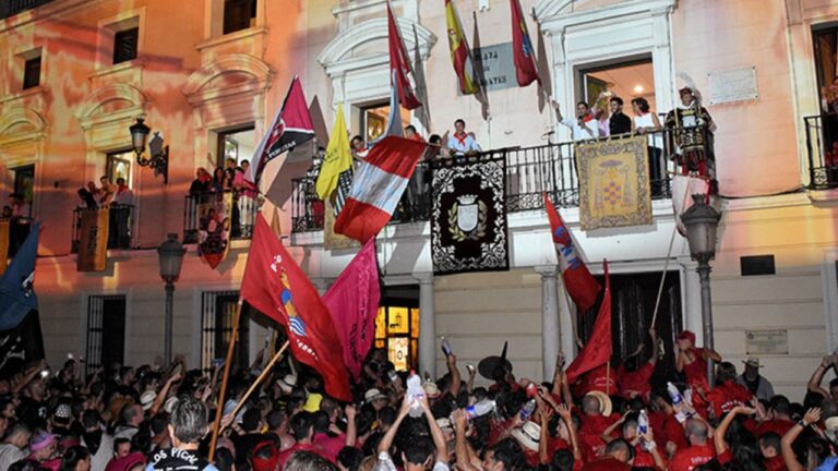 Pregón de inicio de las Ferias y Fiestas de Alcalá 2025 desde el Ayuntamiento