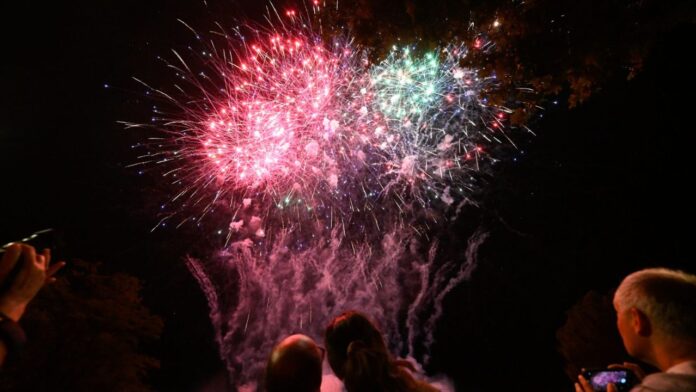 Fuegos artificiales iluminando el cielo en el cierre del desfile de carrozas de las Ferias 2025.