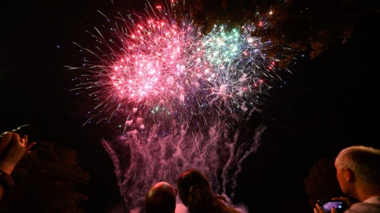 Fuegos artificiales iluminando el cielo en el cierre del desfile de carrozas de las Ferias 2025.