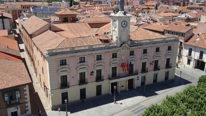 Vista aérea del Ayuntamiento de Alcalá de Henares, que ha aprobado inicialmente el Plan Especial para el Campus de Microsoft.